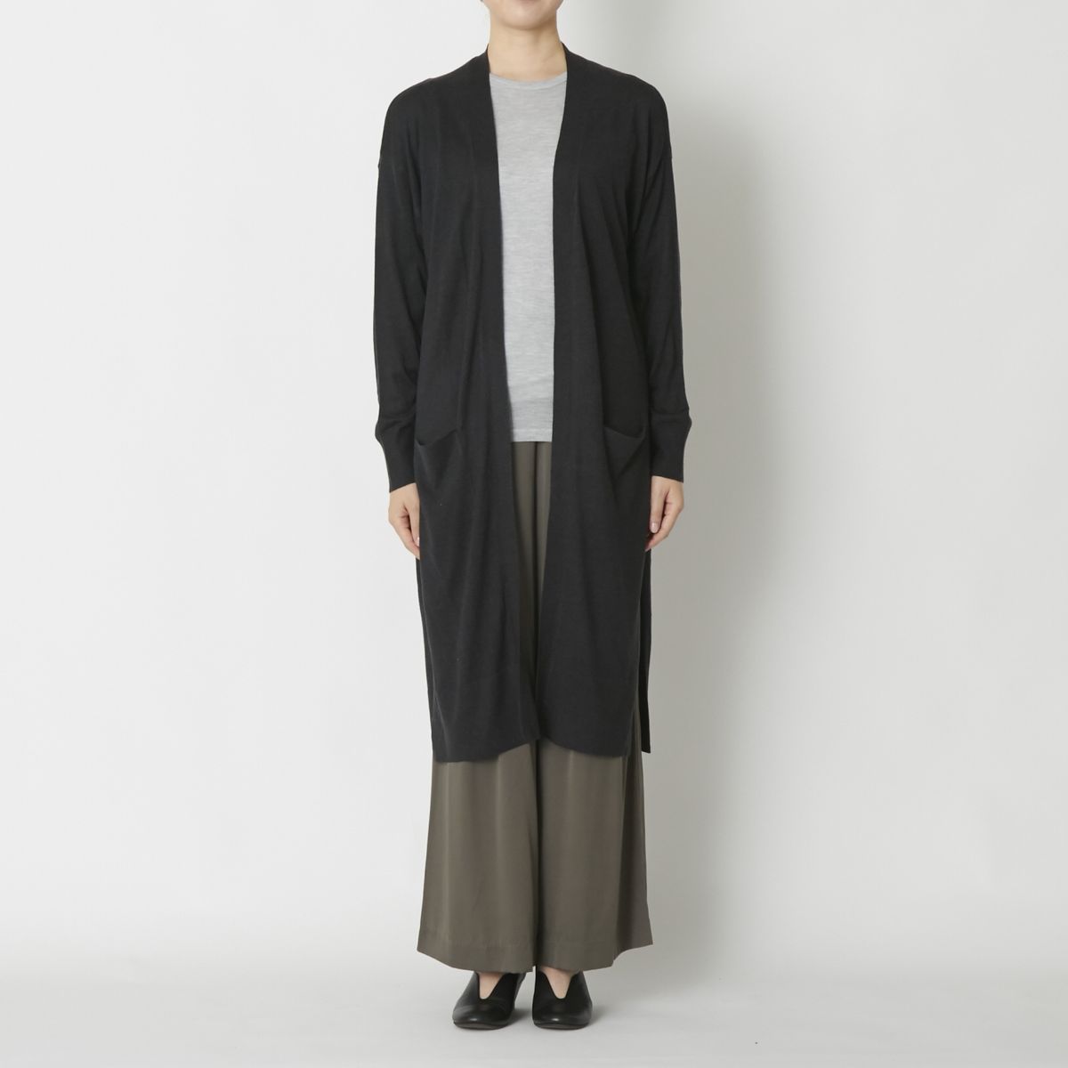 チャコールグレー